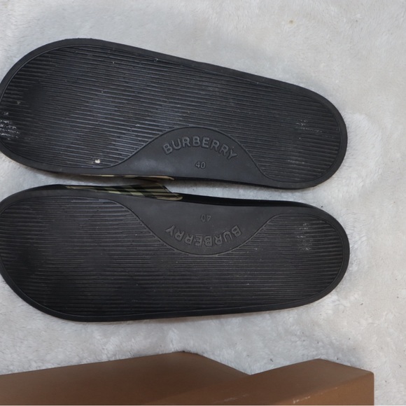 Like new Burberry slides - Picture 4 of 5